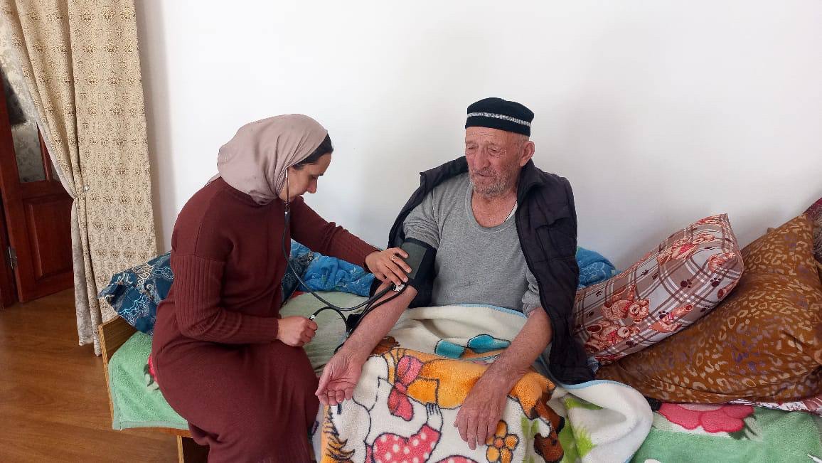 Социальный работник  социального обслуживания на дому отделения №2  селении  Тлярата  Харисеева Заира посетила своего подопечного оказывает социально-медицинскую услугу согласно утвержденному графику посещения.